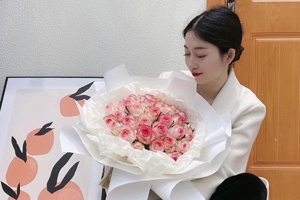 Boda တွင်သူမ၏ဒုတိယမြောက်မွေးနေ့အတွက် Elaine အား ဂုဏ်ပြုပါသည်။